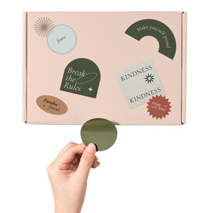 Stickers & Autocollants : sur mesure, en planche, pour CD ou vitrines, ils s’adaptent à tous vos supports pour une visibilité créative et ciblée.